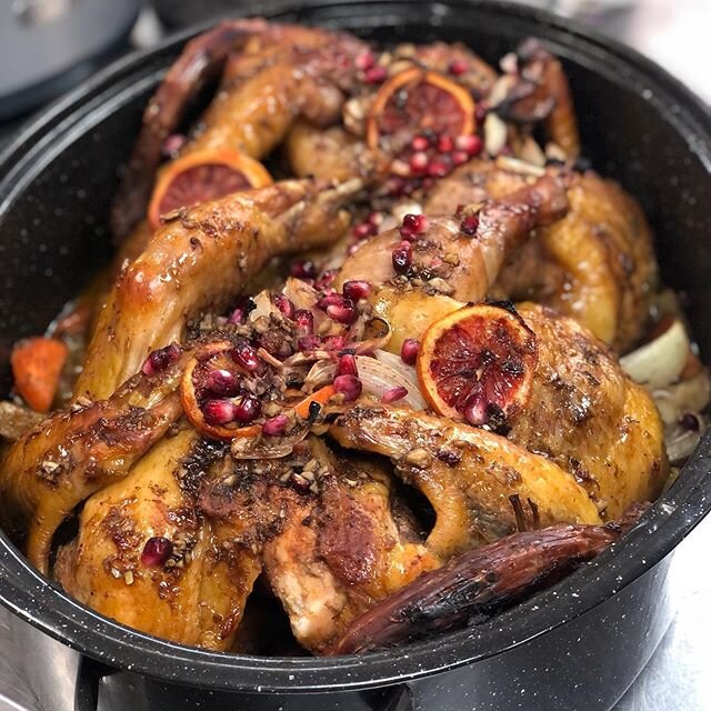 This week&rsquo;s menu is up! Lots of spring alliums and veggies, plus a &ldquo;bananas fosters&rdquo; banana bread, a smoothie with raw cacao beans from  o&rsquo;ahu, and a slider kit with jackfruit or beef/lamb barbacoa.
Link to order in bio.
📸: guinea fowl from last week, made by BeBe